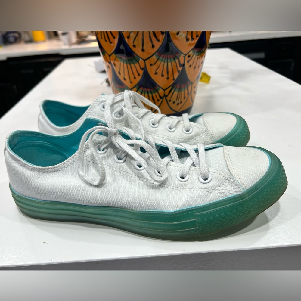 Converse Women’s White Sneakers with Green Accents/ Size 10